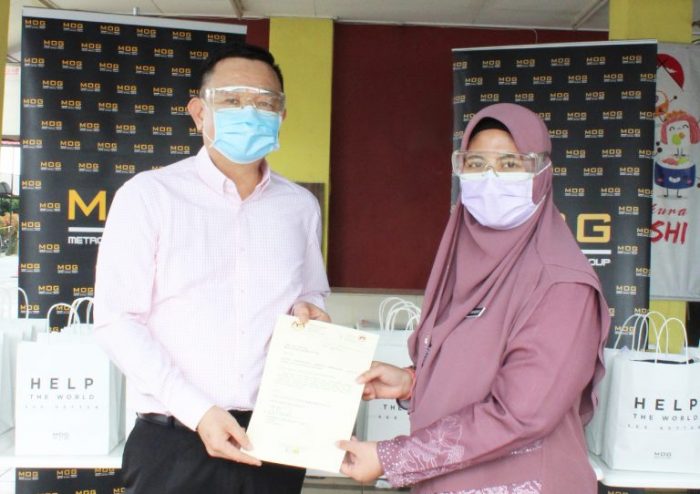 From left: Dato' Henry receives the Letter of Appreciation from Hospital Kajang, handed by Dr Mardiah binti Masharuddin